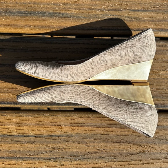 Stuart Weitzman EUC Size 5 Wedge Pearl Tortoise Heel MSRP $475 Textured Leather - Picture 6 of 9